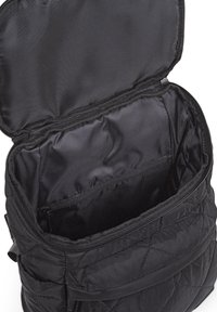 Mochila negra acolchada con apertura con cremallera, forro interior suave y múltiples compartimentos para una mejor organización. La textura de satén mejora la flexibilidad.