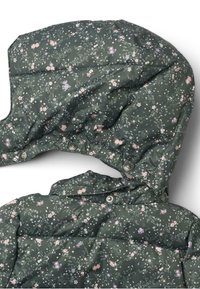 Chaqueta de plumas verde floral con capucha, que presenta pequeños patrones de flores rosas y moradas, botones a presión y una textura suave y brillante.