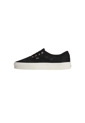 Lavskoet sort Vans sneaker med hvid gummisål og sorte snørebånd, set fra ydersiden mod en hvid baggrund.