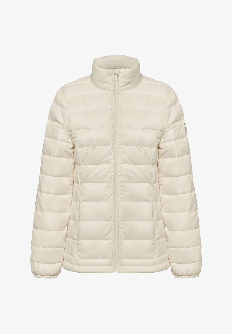 Veste rembourrée de couleur crème clair avec col montant, fermeture éclair sur toute la longueur à l'avant et poignets élastiques. Le design matelassé horizontal ajoute de la texture.