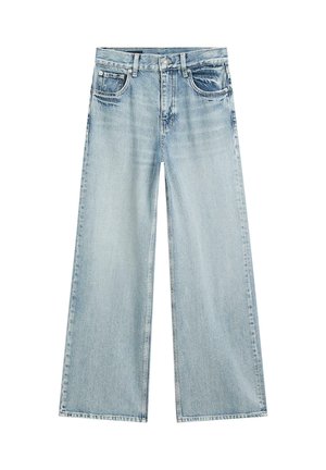 Hellblaue Jeans mit weitem Bein, Vordertaschen, Gürtelschlaufen sowie einem Knopf- und Reißverschluss.