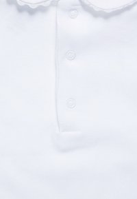 Weißes Poloshirt mit gekerbtem Kragen, dreiknöpfiger Knopfleiste, aus weichem Baumwollmaterial und glatter Textur.