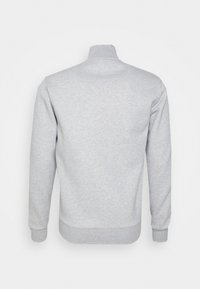 Hanorac gri cu guler înalt, mâneci lungi și manșete și tiv cu nervuri. Textură netedă și design simplu, fără grafice sau modele vizibile.