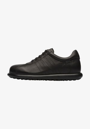 Sneaker in pelle nera con finitura liscia, punta tonda, design con lacci e suola imbottita. Presentano sottili accenti di cuciture orizzontali.