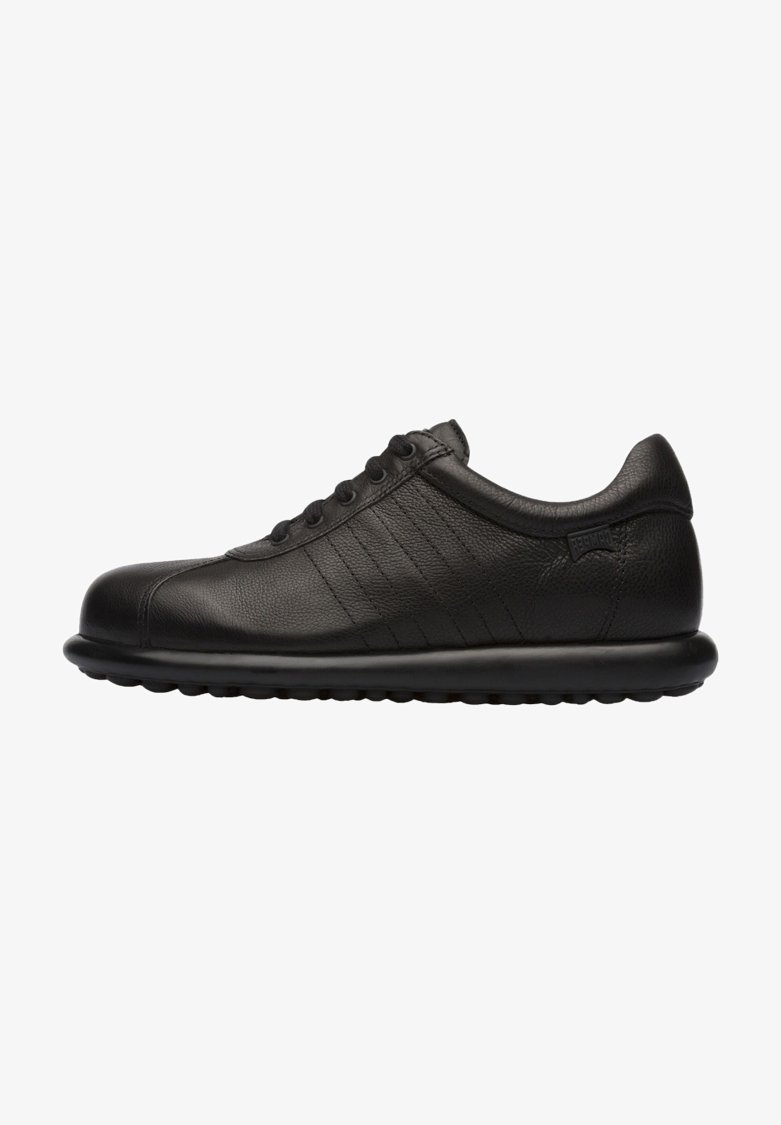 Zapatillas de cuero negro con un acabado suave, punta redonda, diseño con cordones y suela acolchada. Presenta sutiles acentos de costura horizontal.