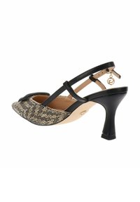 Chaussure à talon aiguille type slingback avec une bride en cuir noir, un bout pointu et un dessus en textile tissé dans des tons neutres. Détail de breloque logo notable.