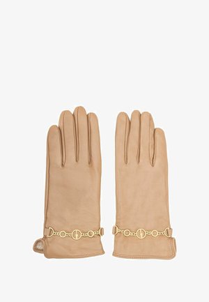Beżowe skórzane rękawiczki o gładkiej fakturze, z ozdobnym złotym metalowym łańcuszkiem przy nadgarstku i pięcioma wydłużonymi palcami dla dopasowanego kształtu.