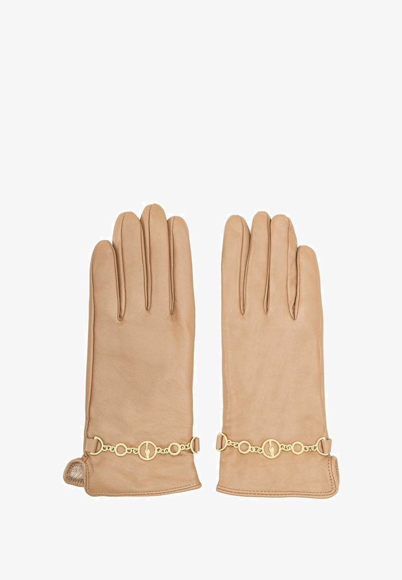 Beżowe skórzane rękawiczki o gładkiej fakturze, z ozdobnym złotym metalowym łańcuszkiem przy nadgarstku i pięcioma wydłużonymi palcami dla dopasowanego kształtu.