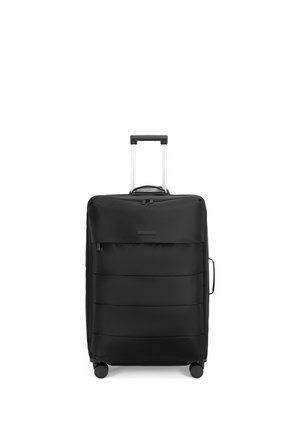Valise noire souple avec poignée télescopique déployée, poignée latérale et quatre roues pivotantes sur fond blanc.
