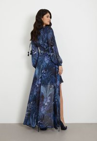 Guess MIT ABNEHMBAREM - Vestito lungo - blumenmuster blau