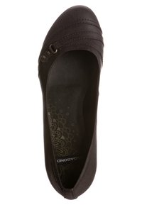 Chaussure plate en cuir noir avec un bout arrondi, présentant des accents cousus texturés et un motif floral sur la semelle intérieure.