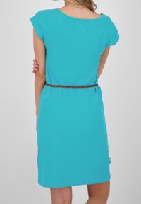 Turkusowa bawełniana sukienka z krótkimi rękawami, luźnym krojem i plecionym brązowym paskiem w talii; gładka tekstura, długość do kolan.