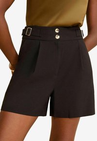 REGULAR FIT - TAB TAILORED BUTTON - Šortai - black