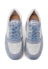 Sneaker in camoscio blu e tessuto grigio con dettagli testurizzati, punta rotonda e lacci blu. Presenta un lato con motivo e un collare imbottito.