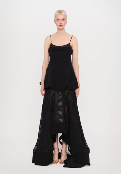 Rochie de seară neagră cu un corset ajustat, bretele subțiri și o fustă din materiale translucide, stratificată, cu un model intricatat. Textură netedă, design asimetric.