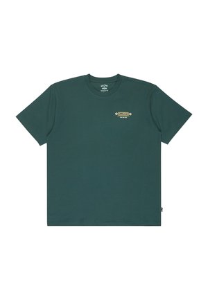 Tmavě zelené tričko s krátkým rukávem a kulatým výstřihem, na levé části hrudi s malým vzorovaným logem v žluté a bílé barvě.