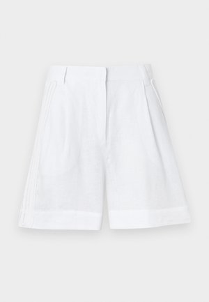 Shorts blancs taille haute, longueur au genou, avec plis devant, poches latérales et passants de ceinture, présentés sur un fond uni clair.