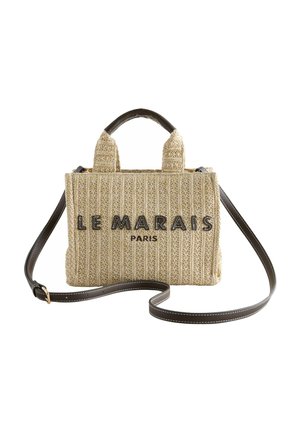 Beežist punutud ristkülikukujuline käekott lühikeste sangade ja pika reguleeritava tumepruuni rihmaga, ees "LE MARAIS PARIS" tekstiga.