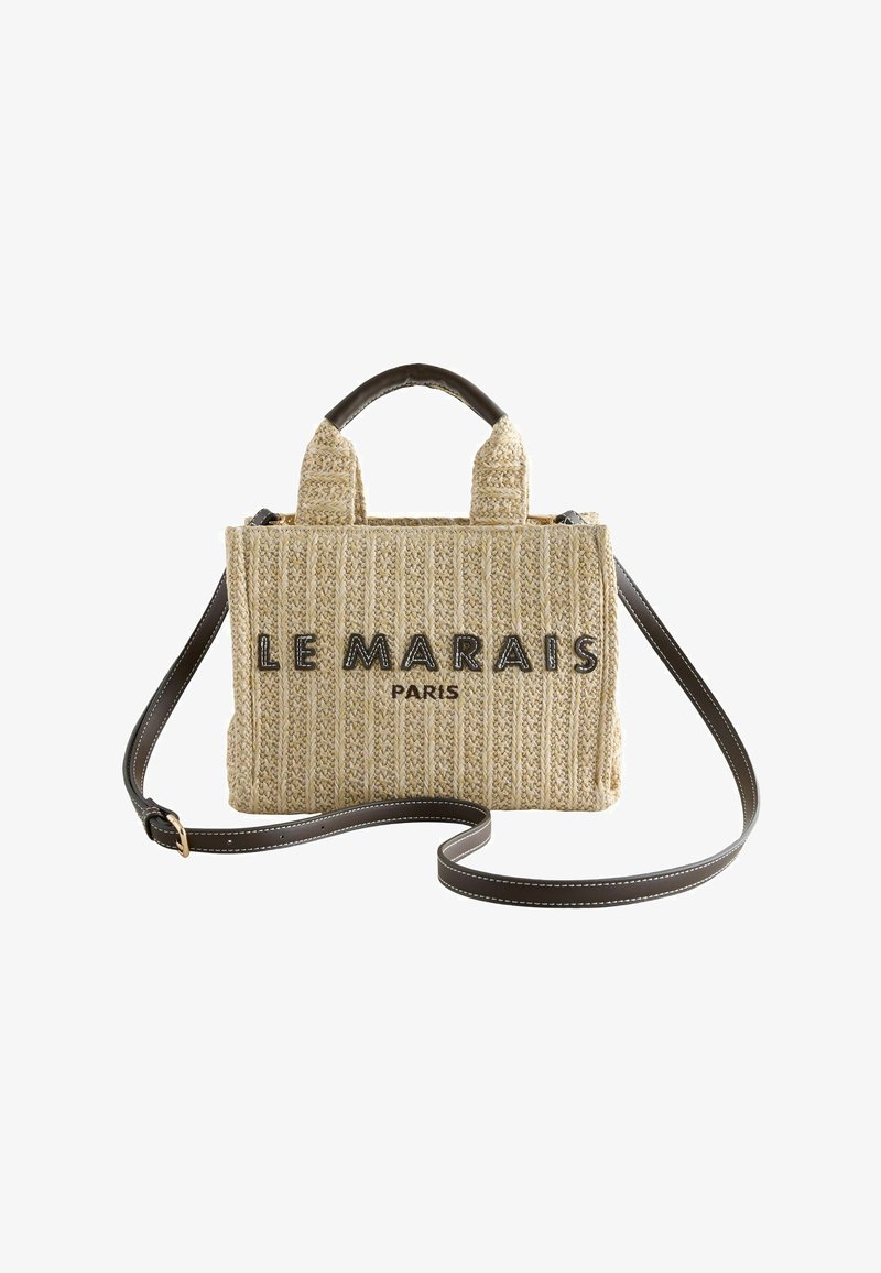 Sac à main rectangulaire beige tissé avec poignées courtes et longue bandoulière réglable marron foncé, avec le texte "LE MARAIS PARIS" sur le devant.