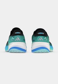 Paire de chaussures de course bleu sarcelle et noir avec des semelles intermédiaires blanches et des semelles extérieures bleues vues de dos sur fond blanc.