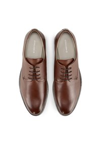 Scarpe eleganti in pelle marrone con una finitura liscia, punta rotonda, sistema di allacciatura e suola grigia a contrasto. Presentano elementi di design minimalisti.