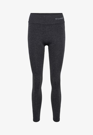 Schwarze Leggings aus einem dehnbaren Stoff, mit einem hohen Taillenbund und einem kleinen Logo auf der oberen linken Seite. Glatte Textur über das gesamte Kleidungsstück.