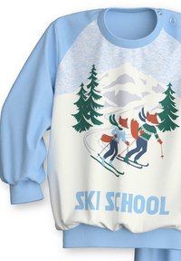 Lichtblauwe sweater met een ronde hals, geribde manchetten en een illustratie van twee vossen die skiën tussen bomen en bergen, met de tekst "SKI SCHOOL."