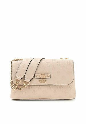Sac à épaule beige Guess avec motif de logo embossé, bandoulière chaîne dorée et fermoir « G » doré sur le rabat avant.