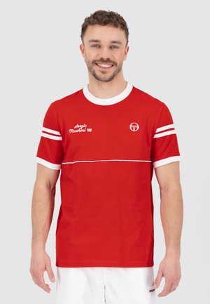 Rotes Baumwoll-T-Shirt mit weißen Akzenten und Streifen. Mit gesticktem "Sergio Tacchini '66" Logo auf der Vorderseite. Kurze Ärmel und Rundhalsausschnitt.