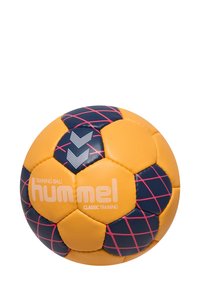 Orange træningsbold med sorte og lyserøde geometriske mønstre. Har en struktureret overflade og branding, inkluderer logo med navnet "hummel."