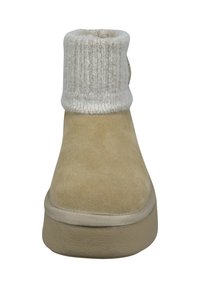 Biege Wildleder-Stiefelette mit einem gerippten cremefarbenen Strickbund, runder Spitze und einer strukturierten Gummisohle. Verfügt über minimalistische Hardwaredetails.