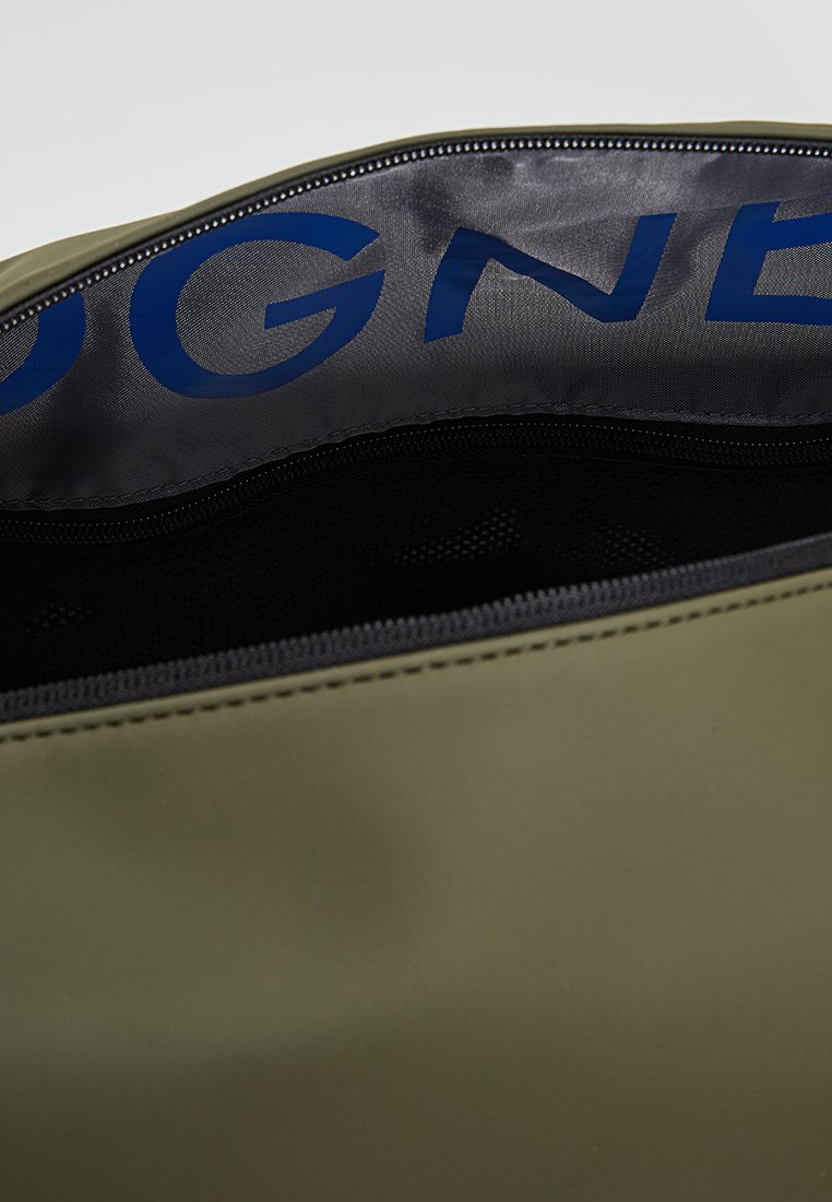 Olivenfarbenes wasserdichtes Innentasche mit schwarzem Futter und einem auffälligen blauen Logo. Reißverschluss mit glatten, strukturierten Kanten.