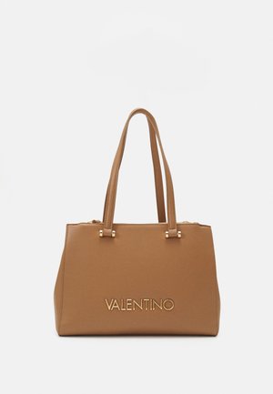 Bolso tote de piel marrón con herrajes dorados, que presenta asas dobles y el logotipo grabado "VALENTINO" en la parte delantera. Cierre superior con cremallera.