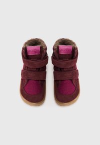 Chaussures montantes bourgogne avec un extérieur en suède texturé, des panneaux en maille et deux sangles Velcro réglables ; semelle en caoutchouc.