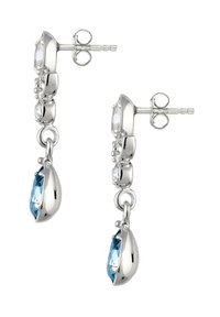 Sølv dråbeøreringe med klare og lyseblå ædelstene. Designet inkluderer en dråbeform, med en poleret tekstur og glitrende detaljer.