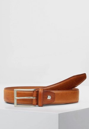 Hellbrauner Ledergürtel mit silberner rechteckiger Schnalle und genähten Kanten, aufgewickelt auf einer weißen Oberfläche liegend.