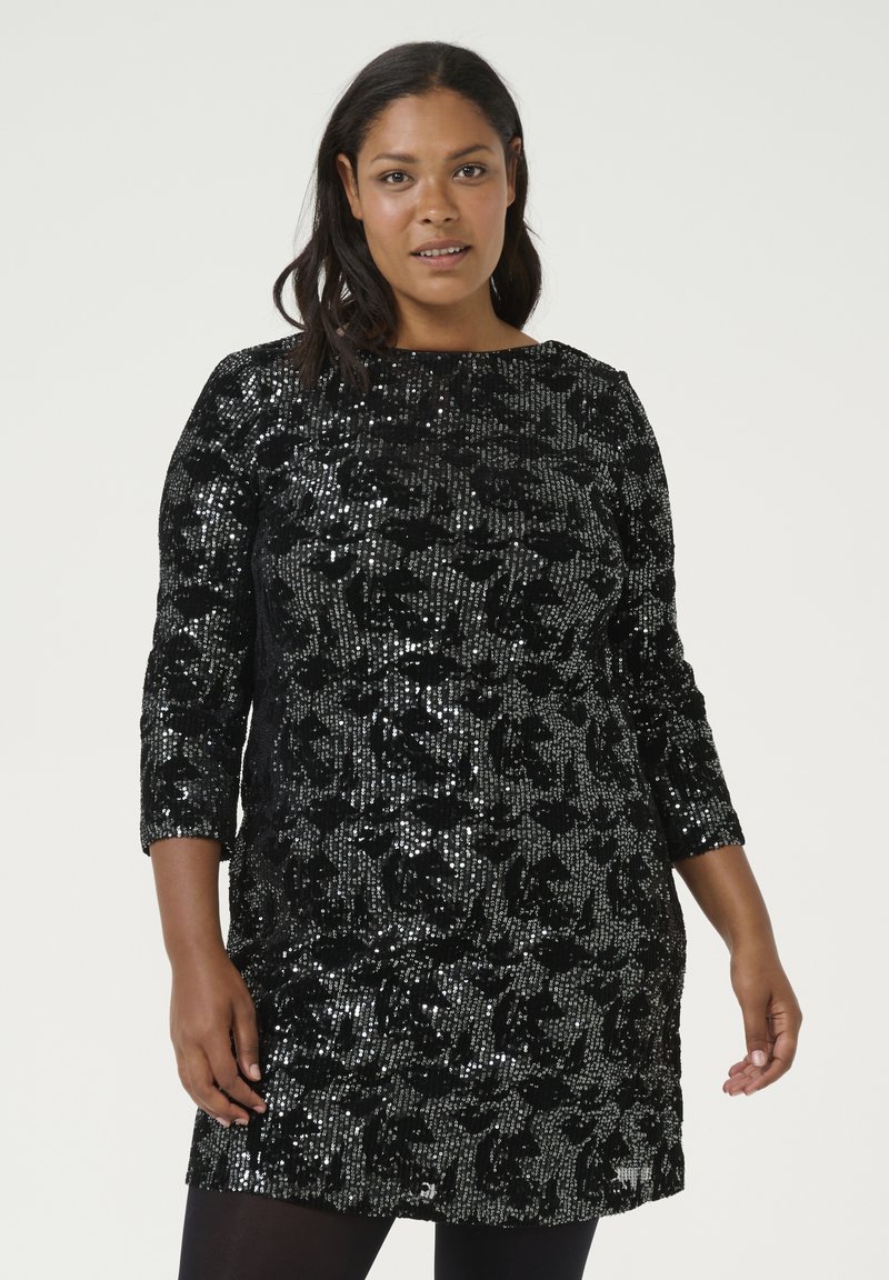 Robe en sequins noirs avec un motif floral, manches trois-quarts, décolleté rond et silhouette ajustée. Le matériau a une texture brillante.