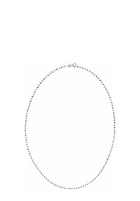 Collier en chaîne argentée avec des maillons petits alternant entre lisses et facettés, ainsi qu'un fermoir à ressort rond sur un fond blanc.