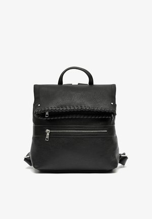 Sac à dos en similicuir noir avec poignée supérieure, détail de rabat tressé, poche frontale zippée horizontale et bretelles ajustables.