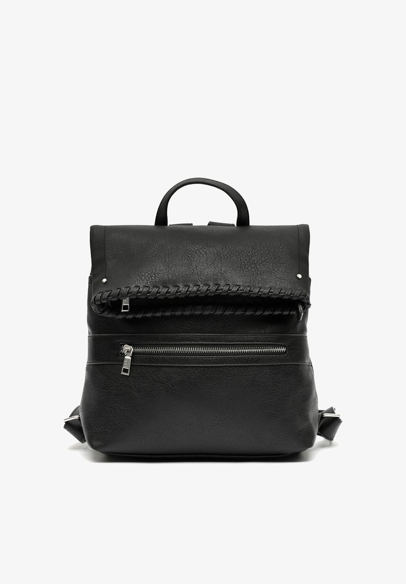 Černý batoh z umělé kůže s horním držadlem, proplétaným klopovým detailem, přední vodorovnou kapsou na zip a nastavitelnými ramenními popruhy.