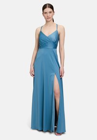 Satin-türkises Abendkleid mit Neckholder, gerafftem Oberteil und Oberschenkel-Spalte, das über eine glatte Textur und eine fließende Silhouette verfügt.
