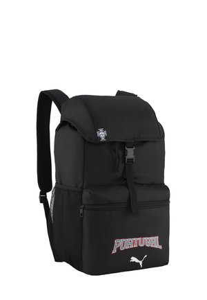 Czarny plecak z górną klapką i przednią kieszenią na suwak, z napisem "PORTUGAL" i logo Puma oraz małym emblematem na klapce.