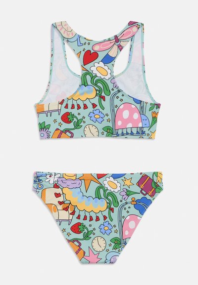 Σετ μπικίνι με ανοιχτό γαλάζιο φόντο και πολύχρωμες απεικονίσεις λουλουδιών, καρδιών και παιχνιδιάρικων χαρακτήρων. Το υλικό είναι ελαστικό και απαλό.