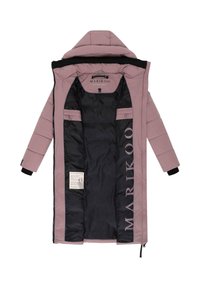 Lang pink puffer coat med hætte i sort. Indersiden har sort foer, logo tekst og to indvendige lommer. Lynlås foran.