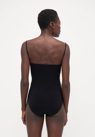 Schwarzer Einteiliger Badeanzug mit dünnen Trägern, aus glattem Stoff und minimalistischem Design, das bis zur Mitte des Rückens und des Oberschenkels reicht.