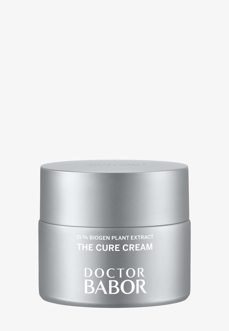 Silberne Dose der Doctor Babor The Cure Cream mit 15 % Biogen-Pflanzenextrakt, minimalistisches Design vor einem schlichten weißen Hintergrund.