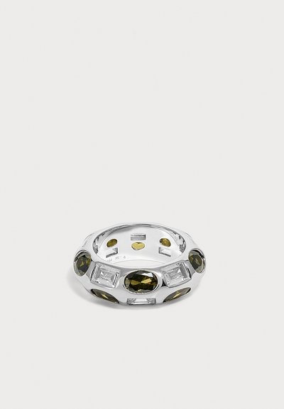 Bague en argent avec des pierres précieuses ovales vert foncé et rectangulaires claires alternées autour du cercle sur un fond blanc.