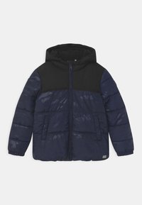 Námořnick blue a černá kapucí prošívaná bunda s předním zipem a dvěma bočními kapsami, navržená pro chladné počasí.