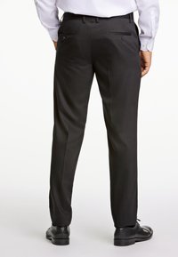 Zwarte dress-pantalons met rechte pijpen, voorzien van twee achterzakken en een gladde textuur. Draag ze met zwarte schoenen en een witte dress-shirt.
