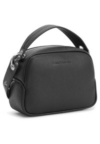 Czarna torebka wykonana z fakturowanej skóry, z zamkiem błyskawicznym, krótkim uchwytem i srebrnymi akcentami. Kompaktowy, prostokątny kształt.